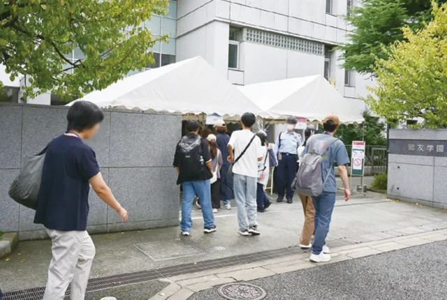 正門前のにぎわい