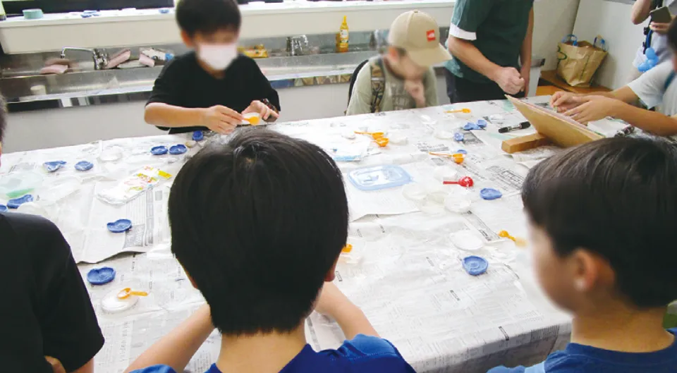 化石レプリカ作りの体験の様子
