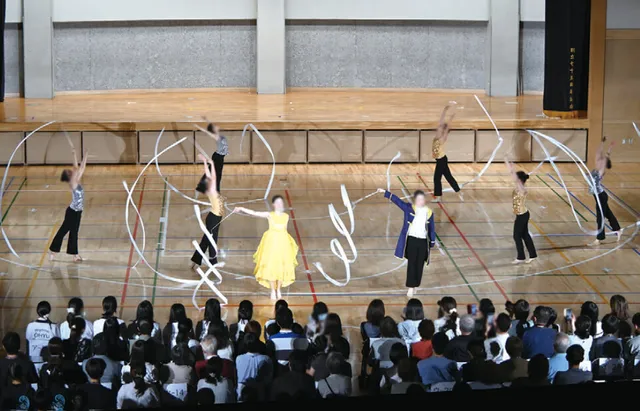 新体操班の総勢33人が『美女と野獣』をテーマに演技を披露
