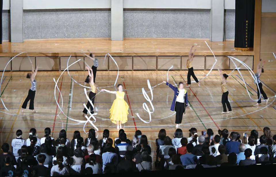 新体操班の総勢33人が『美女と野獣』をテーマに演技を披露