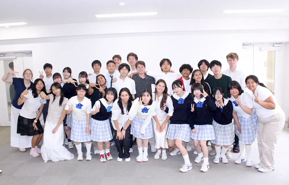姉妹校ケイトスクールからの留学生を囲んで