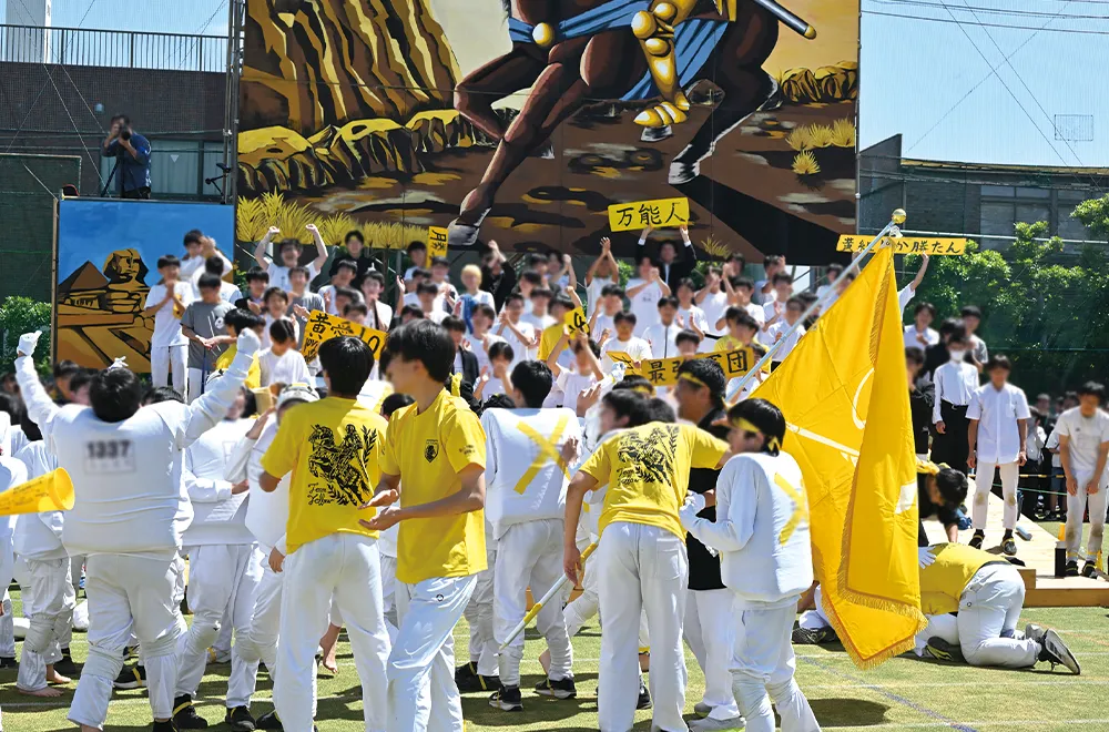 桟敷前での歓喜と熱狂の様子