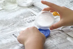 化石レプリカ作りの体験の様子