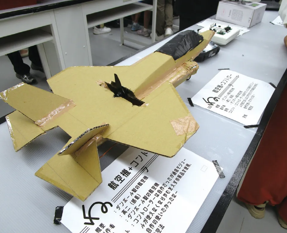 射的ゲームやドローン、段ボールでできた航空機などの展示