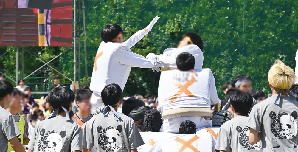中1の馬上鉢巻取りで先輩が中1を支える様子