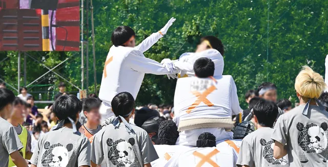 中1の馬上鉢巻取りで先輩が中1を支える様子