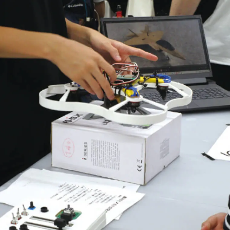 射的ゲームやドローン、段ボールでできた航空機などの展示