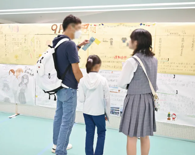 「中学1年学校紹介」のポスターで展示の様子