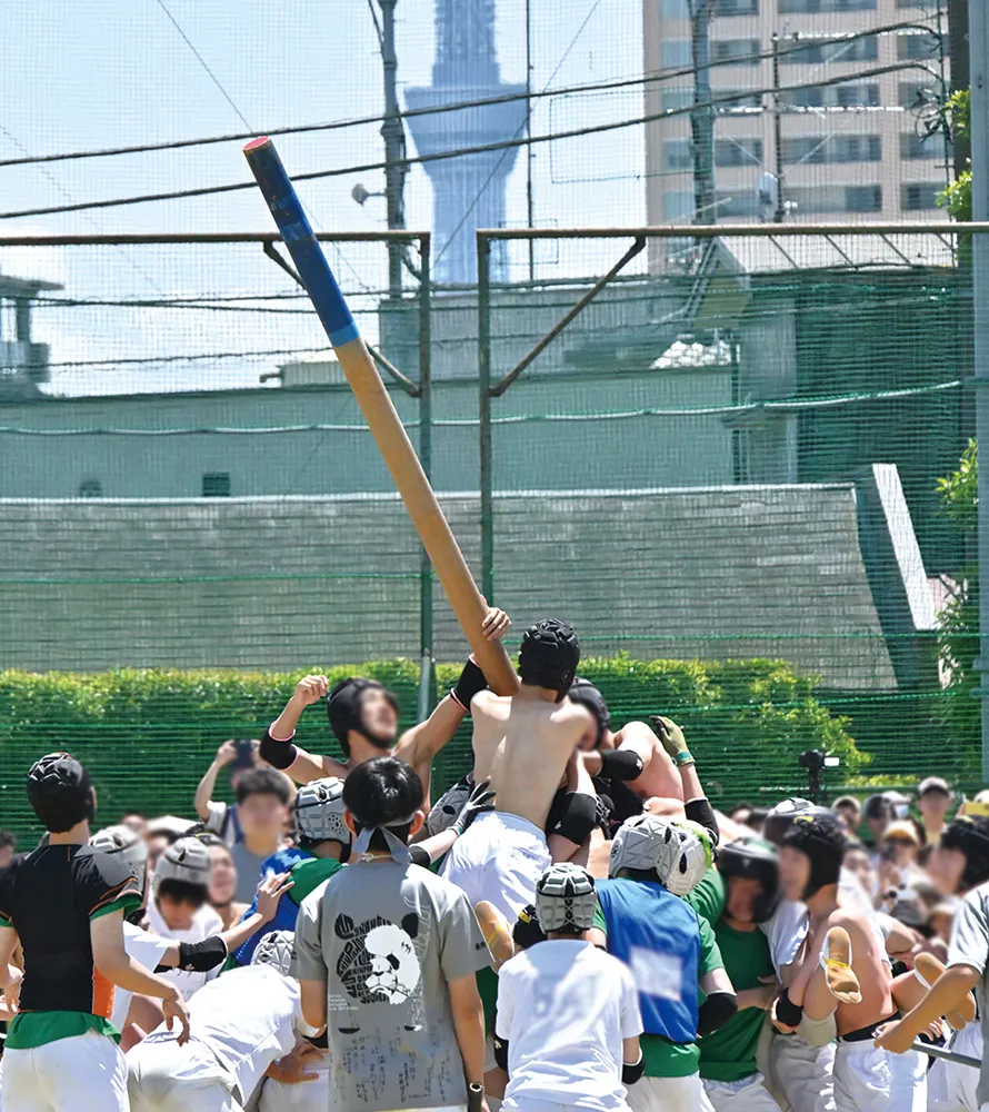 棒倒しで勝利した生徒同士が抱き合う様子