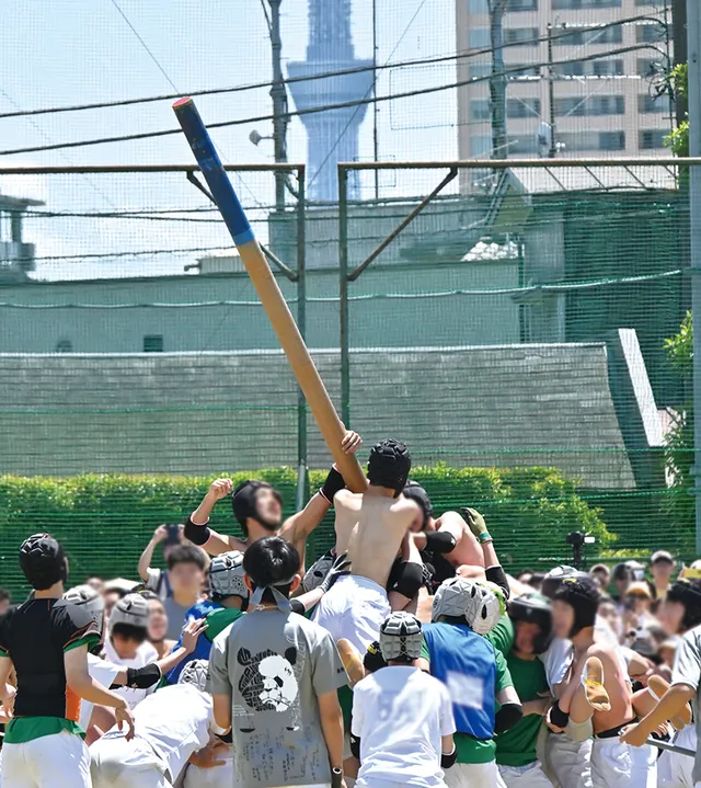 棒倒しで勝利した生徒同士が抱き合う様子
