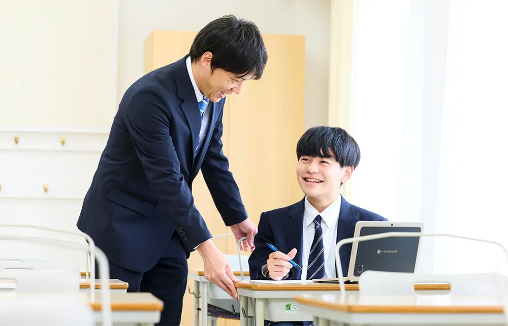 チューター（学習アドバイザー）の先生方に、学習や進路、友人関係の事などさまざまなことに相談にのってもらいます