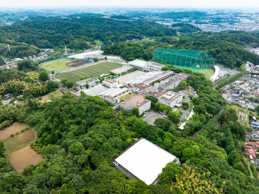東京都町田市に約15万㎡の広大な校地を有する同校。校内の各所に学習スペースを備え、生徒が好きな場所で自主的に学べる環境が整備されています