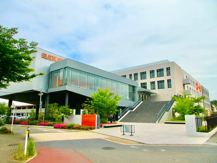 広いキャンパスには、室内温水プール、陸上競技場、総合体育館などの施設が充実し、「1クラブにつき1施設」を使用できる環境が整っています