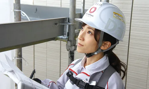 現場監督の仕事風景。建築現場を確認する様子