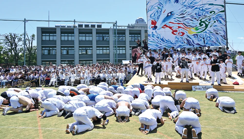 競技後に悔し涙を流す生徒を先輩が励ます様子