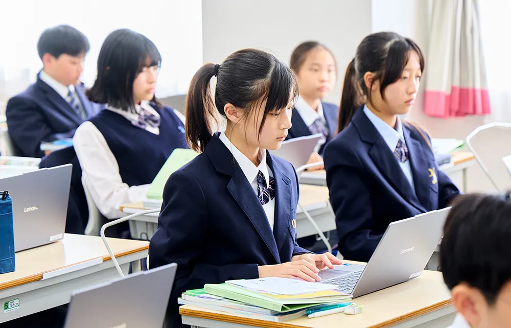 生徒一人一人がタブレットを持ち、授業や家庭学習で活用しています