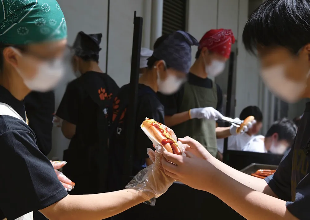 ホットドッグを買い求める来場者の様子
