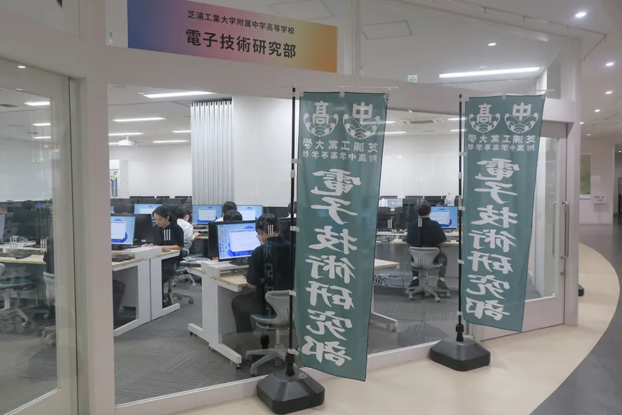 中1は、ITの基礎となるタイピングをコンピュータ室で習得します。放課後にはオープンルームとして開放され、さまざまなソフトウェアを活用できます