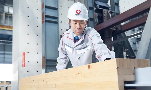 企画・開発・研究の仕事風景。構造部材を確認する様子