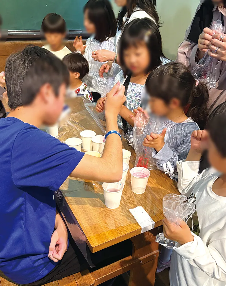 材料からスライム作りを体験する来場者の様子
