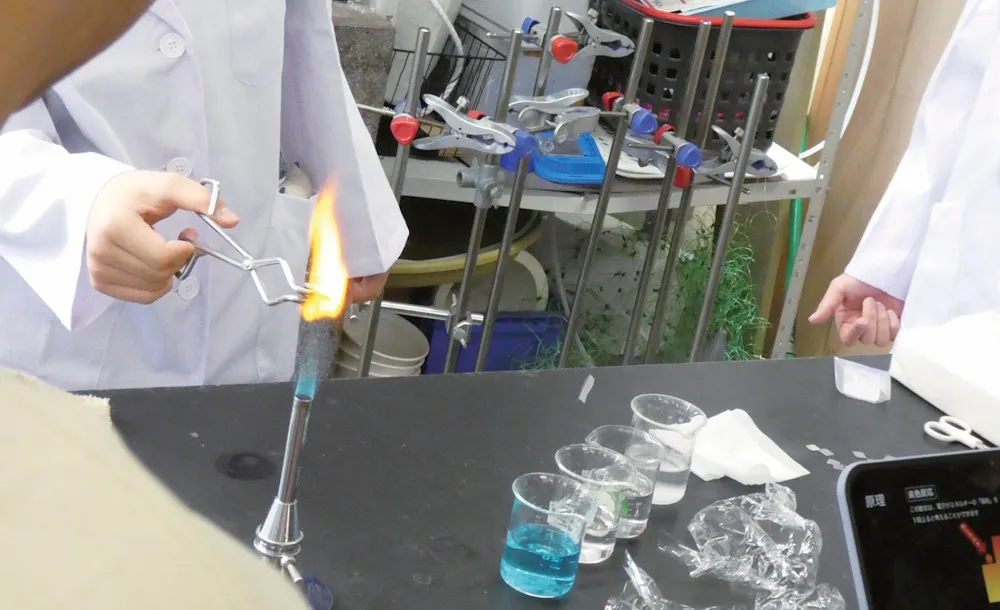 理科研究部の実験の様子