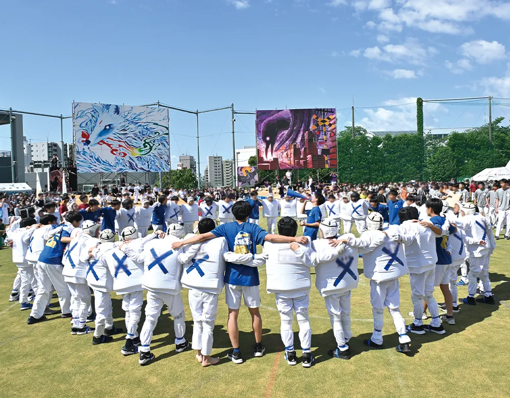 先輩と仲間が肩を組んで士気を高める様子