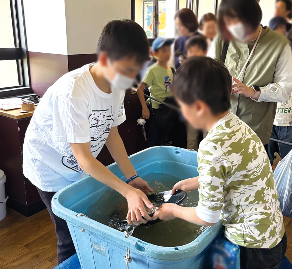 地学研究部の砂金採り体験コーナーの様子