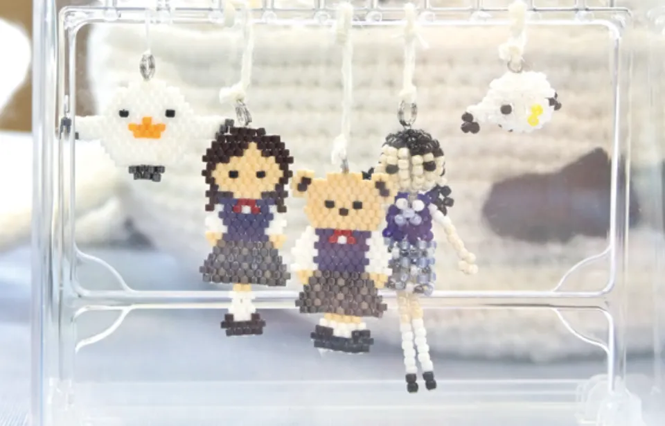 PTA手作りボランティアによる鷗友オリジナルの手芸作品を販売する様子
