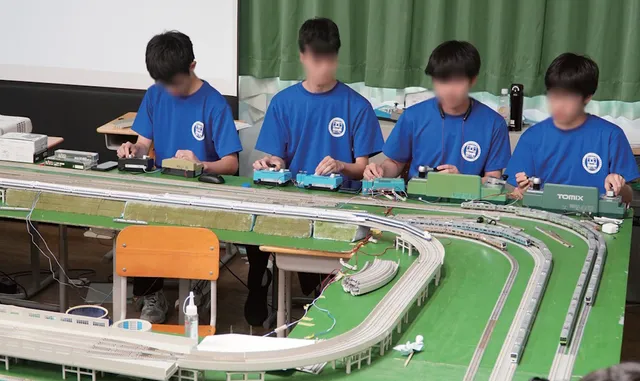 鉄道研究部の模型ショーの様子