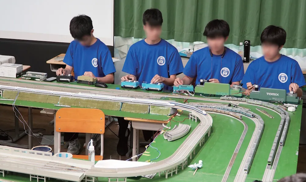 鉄道研究部の模型ショーの様子