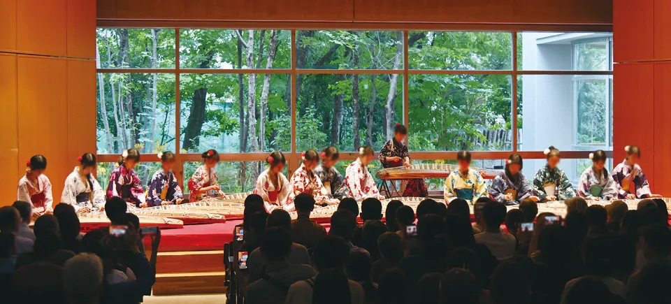 予約なしで入場できるホールでの箏曲班の公演