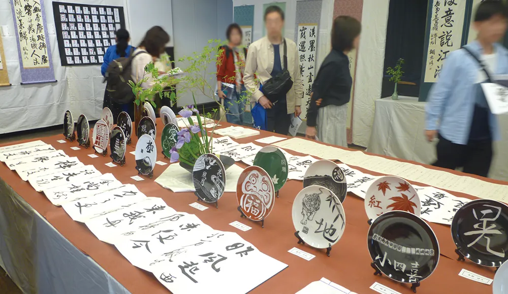 書道同好会の掛け軸や屏風作品の展示