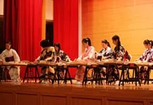 箏曲部の流派は生田流。文化祭で披露するほか、百人一首大会でも演奏します