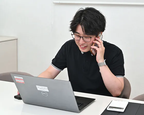 お客さまとVRプレゼンシステムで住宅プランを確認する小峰さん