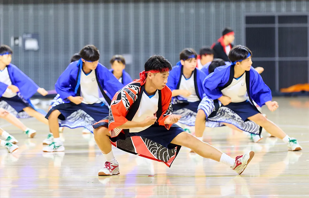 クラス対抗で行われる体育祭は校外の体育館で実施。リレーやダンスなどで盛り上がります