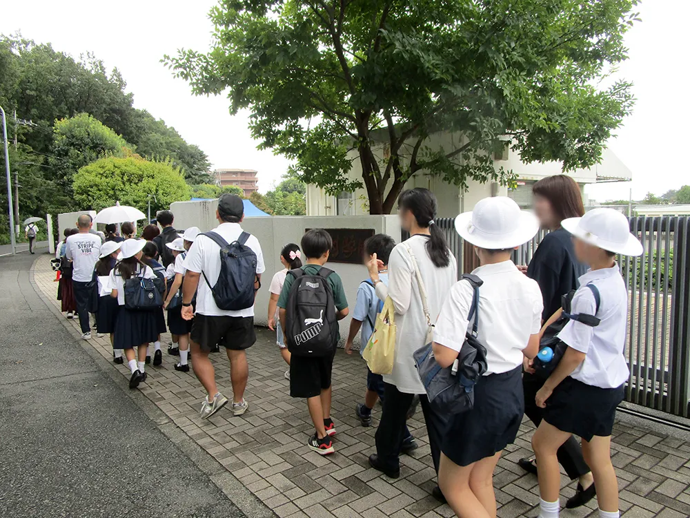12日は雨がぽつぽつと降っていましたが、開場時間の12時になる前から、長い待機列ができていました