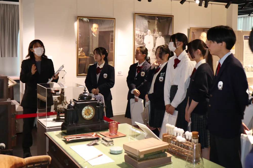北里柴三郎記念博物館を見学する生徒たち。北里大学との連携講座も今後多数開講されます