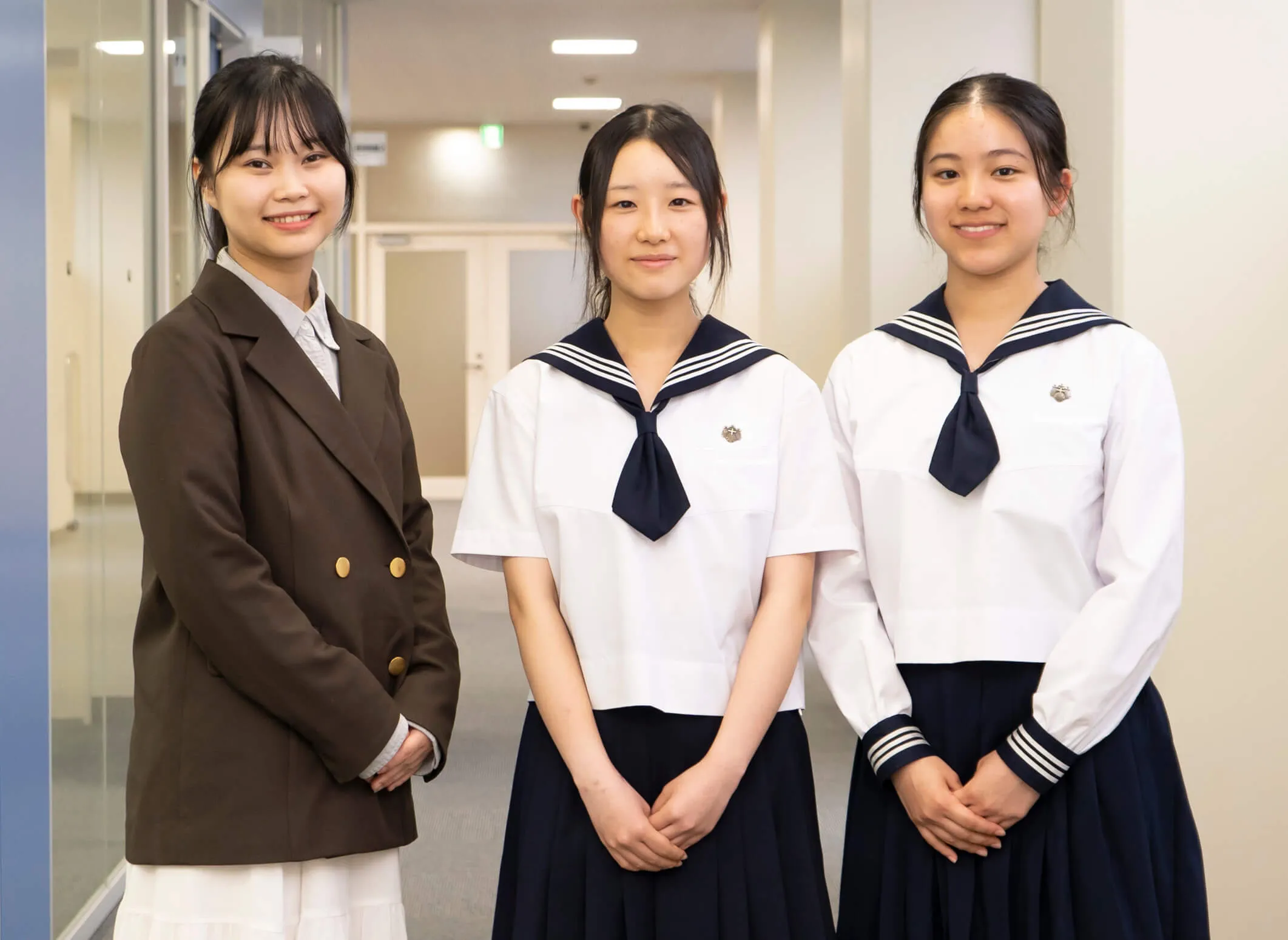 左から、世界史教諭 ワシントン大学研修担当 H.O.先生　N.K.さん（高1）、M.K.さん（高2）