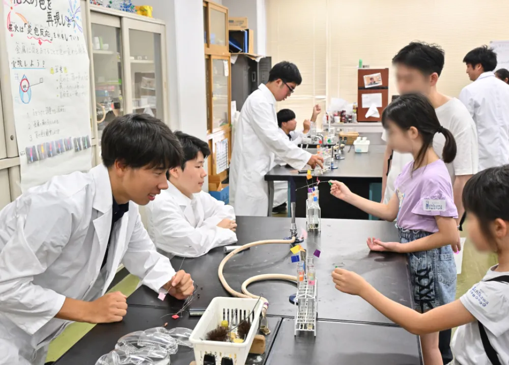 炎色反応の説明を受け、花火の色を再現する実験。反応を見つめる小学生の目は真剣そのもの