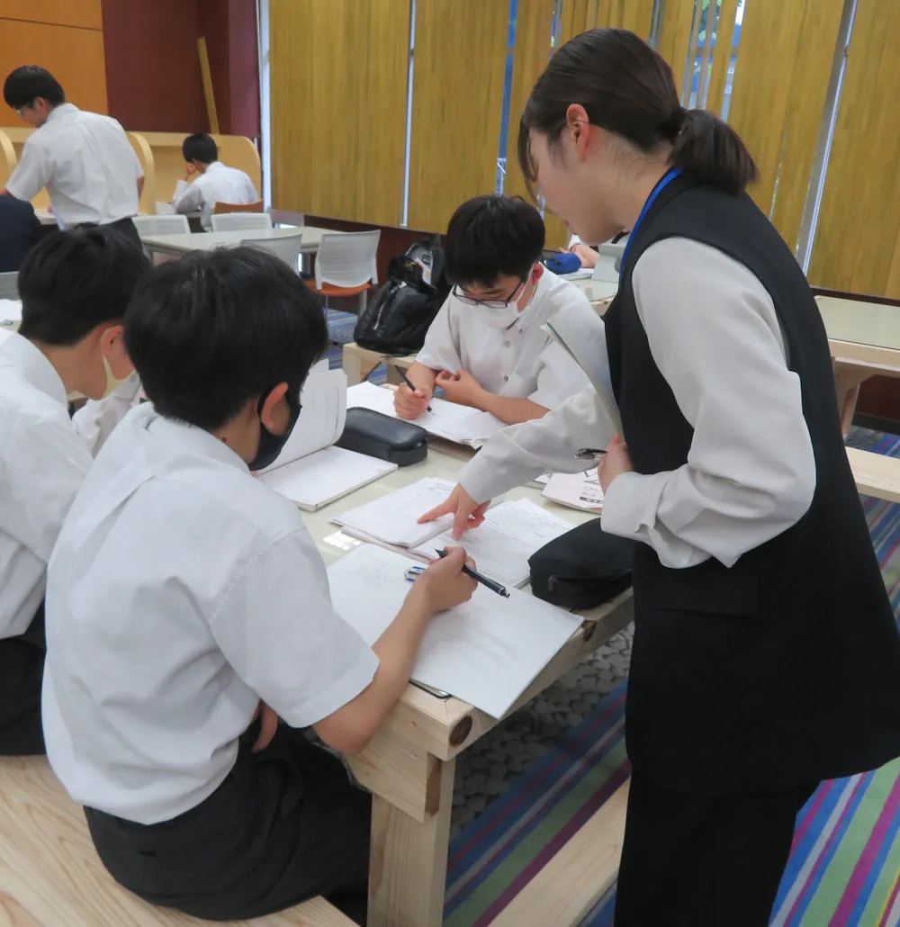 自習室では、大学生のメンターに質問や相談ができます