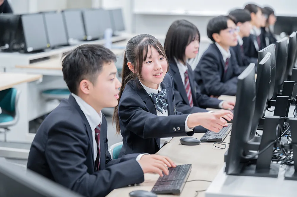コンピュータ室で協働する生徒