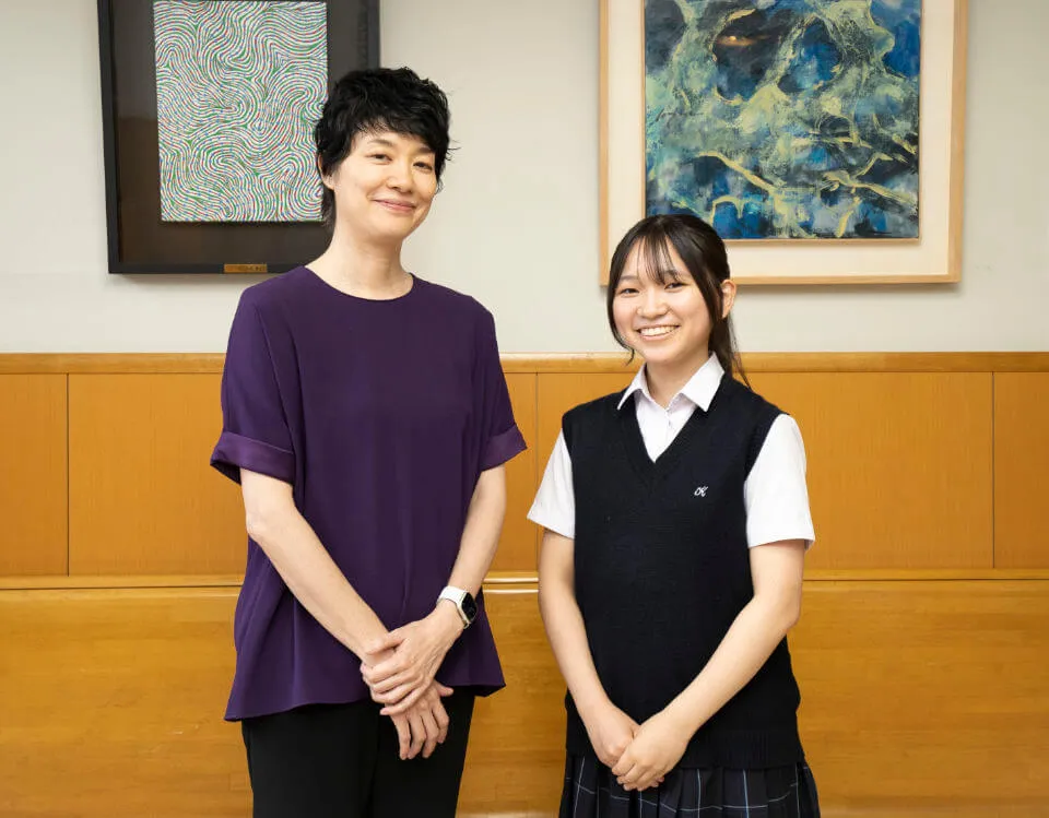 左から、美術科教諭の竹内 美紀子先生、サピックス卒業生のS.O.さん（高2）