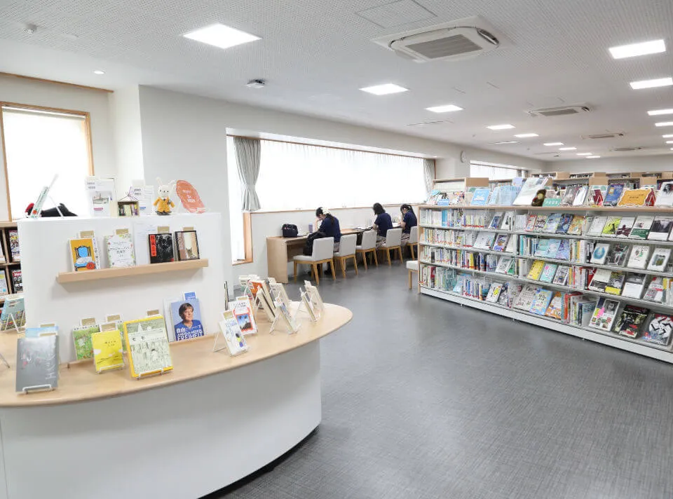 蔵書数約4万冊の図書室。自学自習の場としても積極的に活用されています
