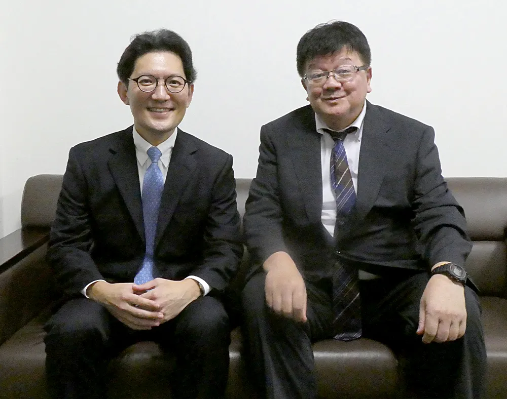 演劇部顧問の柳本博先生（右）と一緒に。堀さんは主役を演じることが多かったそうです
