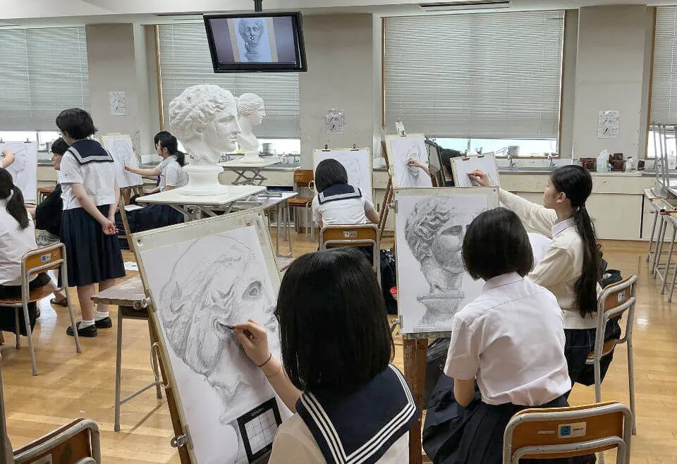 竹内先生が担当する講座「デッサンを描こう！」の様子。受講生一人ひとりにていねいな指導ができるよう、15人以内の少人数制で実施しています
