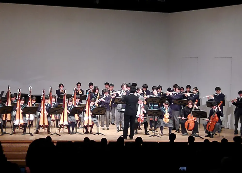 中学生は週1回、音楽の専門講師による指導を受けます。3年間かけて練習を積み重ね、アンサンブルを楽しみます