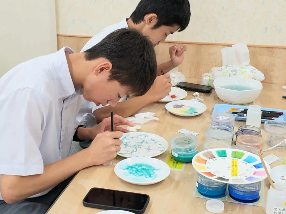 絵付け体験を通して、ものづくりの楽しさと表現する喜びを味わいました