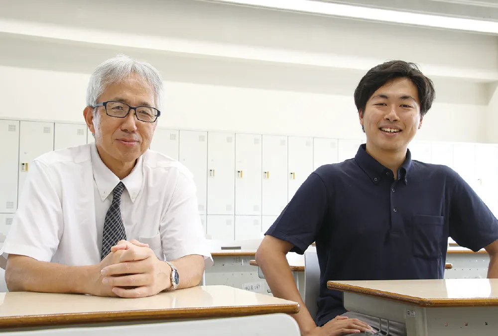長谷川さんが高3のときに学年主任を務めていた吉田先生と。「厳しくも親身に相談に乗ってくださる、心強い先生でした」