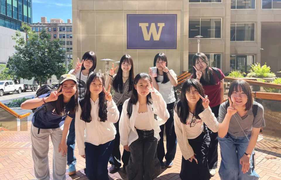 研修の初日に、ワシントン大学ビルディング前で参加者がそろって記念撮影をしました