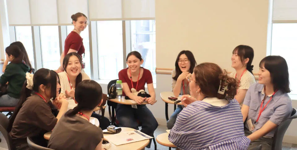 提携校Dana Hall Schoolほか、現地の学生たちと、模擬国連に向けてディスカッションを行いました